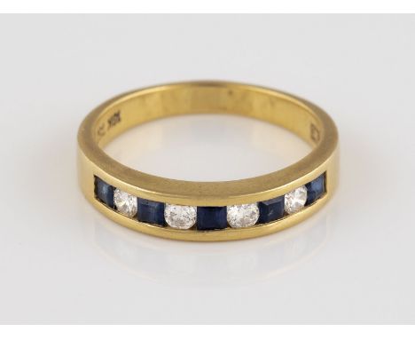 EDELSTEIN-RING Gelbgold. Ringmaß ca. 56, Ges.-Gew. ca. 4,4 g. Gest. 18 K, Herstellersignet. Vier Brillanten, zusammen ca. 0,1