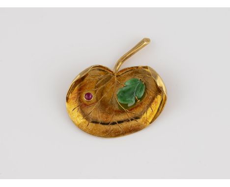 BROSCHE Gelbgold. 4,5 x 5,3 cm, Ges.-Gew. ca. 16,1 g. Gest. 18 K, Nadel wohl später ergänzt (ungeprüft). Blattförmige Brosche
