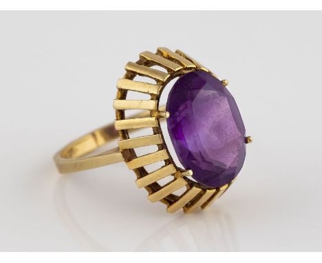 AMETHYST-RING Gelbgold. Ringmaß ca. 56,5, Ges.-Gew. ca. 5,3 g. Geprüft 14 K. Ein oval facettierter Amethyst, ca. 5,37 ct. Min