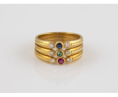 EDELSTEIN-RING Gelbgold. Ringmaß ca. 51,5, Ges.-Gew. ca. 5,4 g. Gest. 18 K. Drei rund facettierte Edelsteine, Smaragd, Saphir