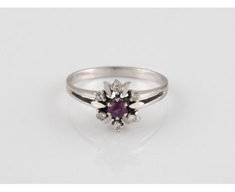 EDELSTEIN-RING Weißgold. Ringmaß ca. 55, Ges.-Gew. ca. 2,9 g. Schiene geprüft 18 K. Ein rund facettierter Rubin, sechs Diaman