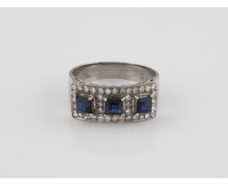 EDELSTEIN-RING Weißgold. Ringmaß ca. 56, Ges.-Gew. ca. 6,1 g. Geprüft 18 K. Drei rechteckig facettierte Saphire, zusammen ca.