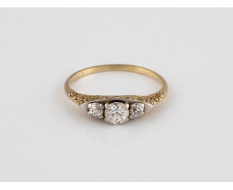 DIAMANT-RING Gelbgold. Ringmaß ca. 54, Ges.-Gew. ca. 2,4 g. Geprüft 14 K. Drei Diamanten im Altschliff, zusammen ca. 0,44 ct.