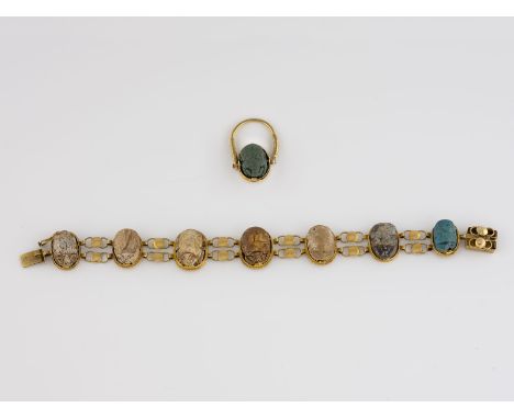 SKARABÄUS- SCHMUCK 2-tlg. Gelbgold. 1) Ring mit einem Skarabäus-Stein. Schiene geprüft 18 K. Ringmaß ca. 54. 2) Armband mit s