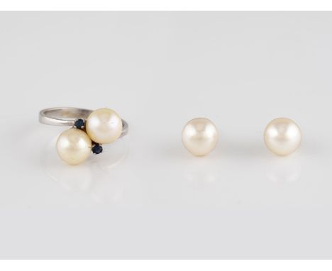 KONVOLUT PERL-SCHMUCK 2-tlg. Weißgold. 1) Ringmaß ca. 53, Ges.-Gew. ca. 2,9 g. Zwei Perlen, D. ca. 7,4 mm, zwei kleine, rund 