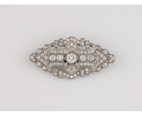 DIAMANT-BROSCHE Österreich, Wien, 1930er Platin, Weißgold. 5,5 x 2,6 cm, Ges.-Gew. ca. 15,4 g. Gest. 950, österreichische Mar