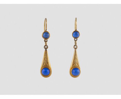 PAAR OHRHÄNGER Gelbgold. L. 4,5 cm, Ges.-Gew. ca. 5,3 g. Geprüft 14 K. Paar Ohrhänger mit vier blauen, synthetischen Edelstei