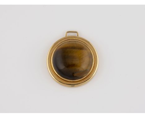 ANHÄNGER MIT TIGERAUGE Gelbgold. D. ca. 4 cm, Ges.-Gew. ca. 36,2 g. Geprüft 18 K. Runder Anhänger mit einem großen Tigerauge 