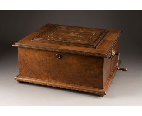 POLYPHON MIT 20 LOCHPLATTEN Deutsch, Polyphon-Musikwerke AG, Wahren bei Leipzig, um 1900 Holz, intarsiert, Metall. 26 x 53,5 
