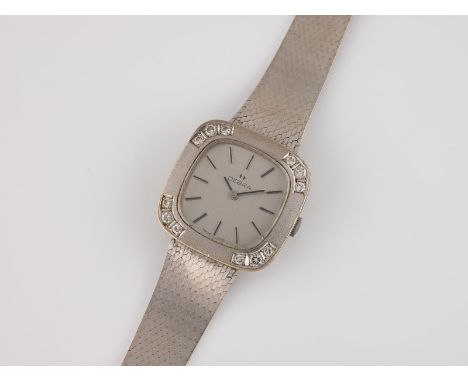 ARMBANDUHR 'OEBRA' Schweiz, 20. Jh. Weißgold. L. 17 cm, Ges.-Gew. ca. 38,7 g. Gest. 14 K (585). Abgerundet rechteckiges Gehäu