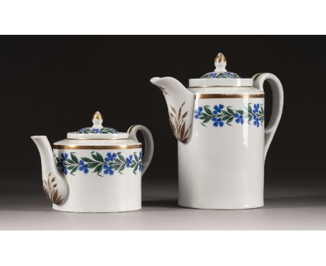 KAFFEEKANNE UND TEEKANNE Deutsch, wohl Gotha, 18. Jh. Porzellan, polychrome Malerei, Goldstaffage. H. 13,5 und 22 cm. Untergl