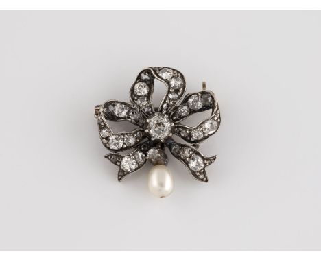 HISTORISCHE BROSCHE MIT PERLE UND DIAMANTBESATZ Rotgold, Gelbgold, Silber. L. 2,4 cm, Ges.-Gew. ca. 4,8 g. Nadel geprüft 8 K.