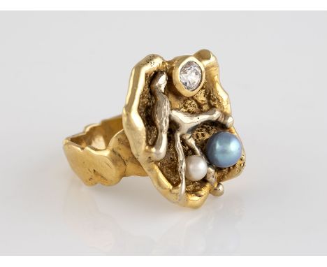 RING Gelbgold. Ringmaß ca. 55,5, Ges.-Gew. ca. 11,9 g. Schiene geprüft 14 K. Zwei Perlen, D. ca. 3,3 und 4,9 mm, ein rund fac
