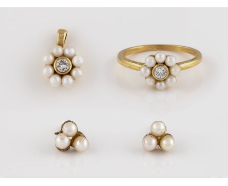 PERL-SCHMUCK-SET 3-tlg. Gelbgold. Ring und Anhänger gest. 750. Ges.-Gew. zusammen ca. 5,6 g. Ringmaß ca. 57, Anhänger L. 1,4 