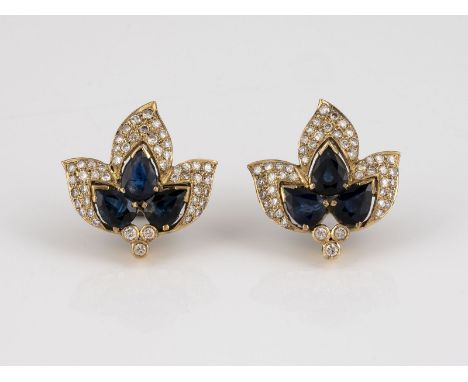 PAAR EDELSTEIN-OHRSTECKER Gelbgold. 2,2 x 2,2 cm, Ges.-Gew. ca. 9,8 g. Geprüft 14 K. Zusammen sechs Saphire im Tropfenschliff