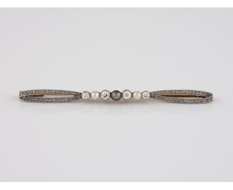 PERL-NADEL MIT DIAMANTBESATZ Gelbgold, Platin. L. 6,9 cm, Ges.-Gew. ca. 5,6 g. Geprüft 14 K. Drei Perlen, D. ca. 3,0 bis 3,7 