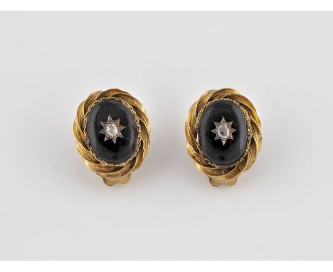 OHR-CLIPS MIT DIAMANTBESATZ Gelbgold, Metall, vergoldet. 2,2 x 1,8 cm, Ges.-Gew. ca. 10,3 g. Rahmung geprüft mindestens 14 K,
