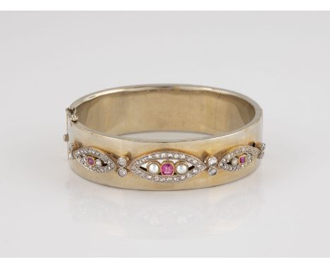EDELSTEIN-ARMREIF MIT PERLEN Gelbgold. Innenmaß ca. 6,1 x 5,4 cm, Ges.-Gew. ca. 56,7 g. Geprüft 18 K. Drei Rubine, zusammen c