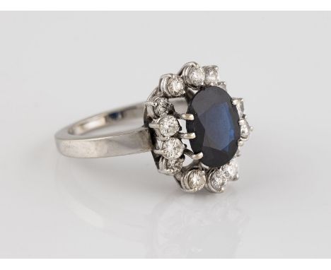 EDELSTEIN-RING Weißgold. Ringmaß ca. 49, Ges.-Gew. ca. 5,6 g. Schiene geprüft 18 K. Ein oval facettierter Saphir, ca. 12 Bril