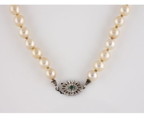 PERL-COLLIER Weißgold. L. 59 cm, Ges.-Gew. ca. 45,1 g. Schließe geprüft 18 K. D. der Perlen ca. 7,7 mm, einige leicht birnenf