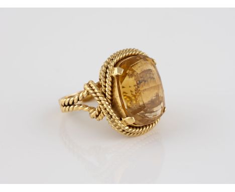 CITRIN-RING Gelbgold. Ringmaß ca. 53,5, Ges.-Gew. ca. 13,2 g. Geprüft 18 K. Schultern und Rahmung mit feinem Kordeldekor, ein