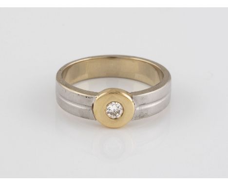 BRILLANT-RING Gelbgold, Überzug nicht zu prüfen. Ringmaß ca. 59, Ges.-Gew. ca. 7,4 g. Fassung geprüft 18 K. Ein Brillant, ca.