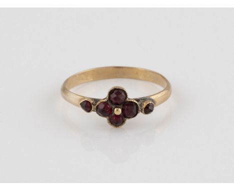 RING Gelbgold. Ringmaß ca. 54,5, Ges.-Gew. ca. 1,4 g. Geprüft 14 K. Facettierte Granatsteine in Blütenform gesetzt.