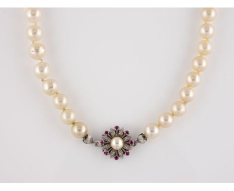 PERL-COLLIER Weißgold. L. 59 cm, Ges.-Gew. ca. 41,7 g. Geprüft 18 K. D. der Perlen ca. 7,2 mm, acht rund facettierte Rubine.