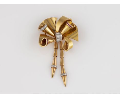 EDELSTEIN-BROSCHE Gelbgold. 8,5 x 4,7 cm, Ges.-Gew. ca. 32,1 g. Gest. 18 K. Drei Diamanten, zusammen ca. 0,32 ct., 16 Diamant