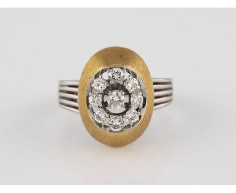 BRILLANT-RING Gelbgold, Weißgold. Ringmaß ca. 63, Ges.-Gew. ca. 12,0 g. Geprüft 18 K. Neun Brillanten, zusammen ca. 0,66 ct. 
