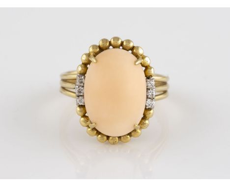 RING Gelbgold. Ringmaß ca. 57, Ges.-Gew. ca. 6,3 g. Geprüft 14 K. Ein ovaler Cabochon, ca. 15,7 x 11 x 5,4 mm, sechs Brillant