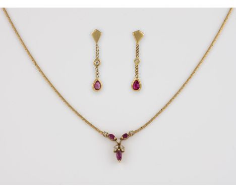 SCHMUCK-SET 2-tlg. Gelbgold. 1) Paar Ohrhänger mit jeweils einem tropfenförmig facettierten Rubin und jeweils einem kleinen D