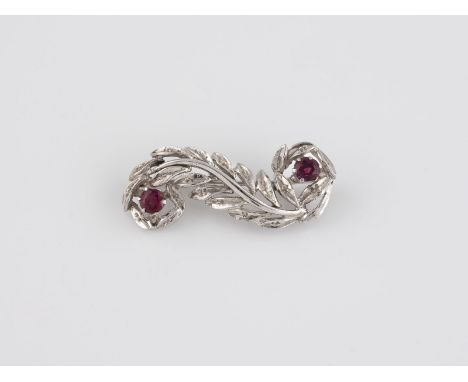 BROSCHE MIT RUBINEN Weißgold. L. 3,5 cm, Ges.-Gew. ca. 4,9 g. Geprüft 18 K. Zwei rund facettierte Rubine, zusammen ca. 0,7 ct
