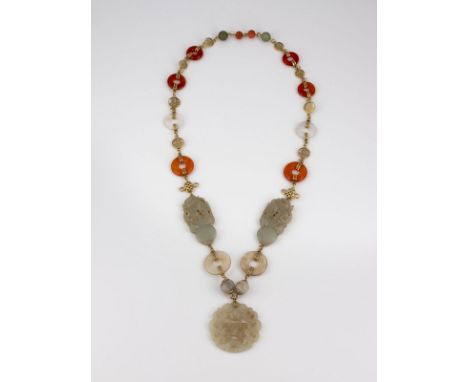 COLLIER Gelbgold. L. ca. 80 cm, Ges.-Gew. ca. 145,7 g. Gest. 14 K. Geschnitzte Jade, unterschiedliche Elemente, u.a. Karneol-