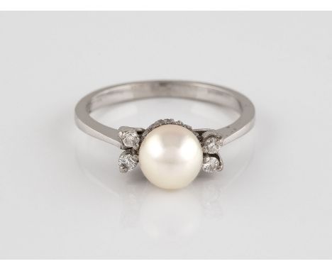 PERL-RING MIT Weißgold. Ringmaß ca. 53, Ges.-Gew. ca. 3,4 g. Geprüft 18 K. Eine Perle, D. ca. 6,8 mm, vier rund facettierte, 