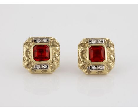 PAAR OHRSTECKER Gelbgold. 1,5 x 1,5 cm, Ges.-Gew. ca. 12,8 g. Geprüft 14 K. Jeweils ein facettierter Glasstein in roter Farbe