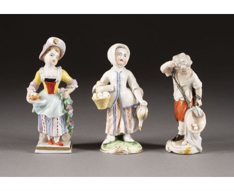 DREI KINDERFIGUREN Deutsch, Frankenthal, Ludwigsburg, Sitzendorfer Porzellanmanufaktur, 18. und 20. Jh. Porzellan, polychrome