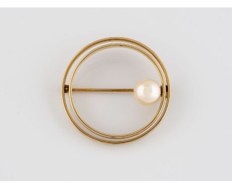 PERL-BROSCHE Gelbgold. D. ca. 3,2 cm, Ges.-Gew. ca. 8,3 g. Geprüft 14 K. Eine Perle, D. ca. 7,9 mm.