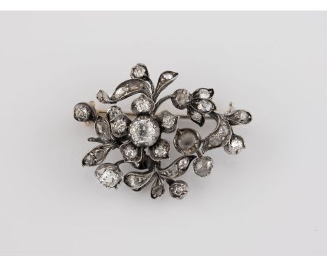 HISTORISCHE DIAMANT-BROSCHE Rotgold, Silber. 3,9 c 3 cm, Ges.-Gew. ca. 9,3 g. Broschierung (später ergänzt) geprüft 14 K. Ein