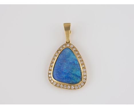 OPAL-ANHÄNGER MIT DIAMANTBESATZ Gelbgold. L. 3,7 cm, Ges.-Gew. ca. 8,9 g. Gest. 750, Caratangabe der Diamanten gemarkt. Ein B