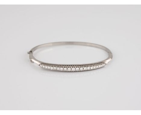 BRILLANT-ARMREIF Weißgold. Innenmaß ca. 5,8 x 4,8 cm, Ges.-Gew. ca. 15 g. Geprüft 18 K. 21 Brillanten im Verlauf, zusammen ca