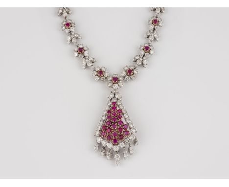 EDELSTEIN-COLLIER Gelbgold, Weißgold. L. Collier 38,5 cm, Hängelement 5,6 x 3 cm. Geprüft 14 K. Ges.-Gew. zus. ca. 58,7 g. Co