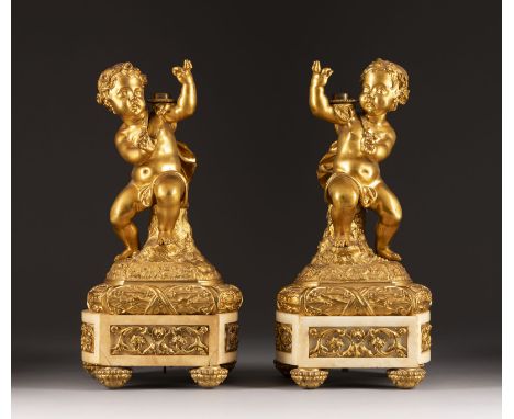 ZWEI FIGÜRLICHE PRUNK-BEISTELLER Frankreich, 19. Jh. Bronze, vergoldet, Alabaster. H. je 45 cm. Jeweils über vier gedrückten,