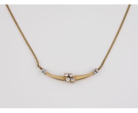 BRILLANT-COLLIER Gelbgold. L. 42,5 cm, Ges.-Gew. ca. 7,0 g. Schaustück geprüft 14 K, großer Karabiner unedel. Vier Brillanten
