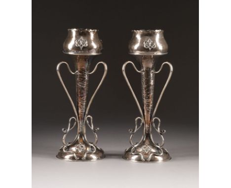 PAAR JUGENDSTIL-KERZENLEUCHTER England, London, Harrison Brothers &amp; Howson (George Howson), 1903 Silber. H. 29,5 cm, 1275