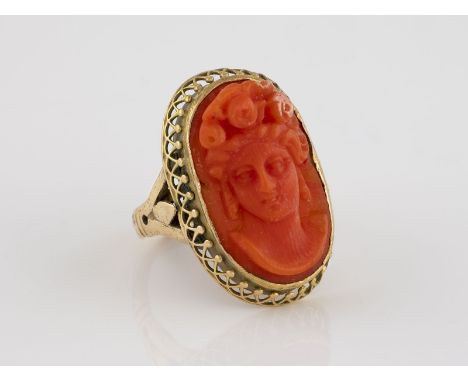 RING Gelbgold. Ringmaß ca. 53, Ges.-Gew. ca. 5,2 g. Geprüft 8 K. Ringkopf mit geschnittenem Damenportrait, wohl Koralle. Trag