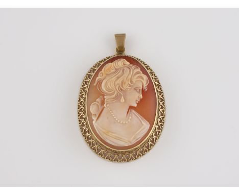 KAMEE-ANHÄNGER Gelbgold. L. 6,7 cm, Ges.-Gew. ca. 15,2 g. Rahmen geprüft 14 K.