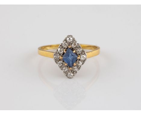 EDELSTEIN-RING Gelbgold. Ringmaß ca. 54, Ges.-Gew. ca. 3,2 g. Schiene geprüft 14 K. Ein rautenförmig facettierter Saphir, ca.