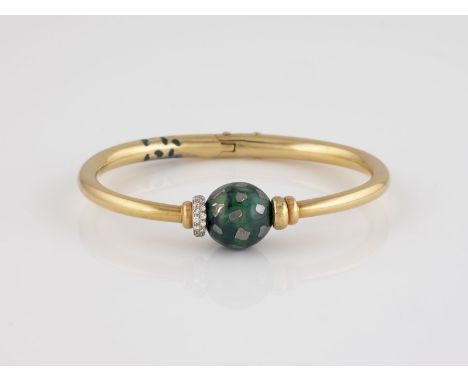 ARMREIF 'LA NOUVELLE BAGUE' Gelbgold. Innenmaß ca. 6 x 4,5 cm, Ges.-Gew. ca. 21,3 g. Gest. 18 K, Herstellersignet. Emailliert