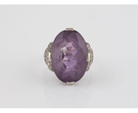AMETHYST-RING MIT DIAMANTBESATZ Weißgold. Ringmaß ca. 58, Ges.-Gew. ca. 6,6 g. Schiene geprüft 14 K. Ein oval facettierter Am